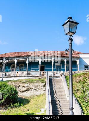 Gebäude in der Elene Akhvlediani Straße. Tiflis, Georgien. Stockfoto