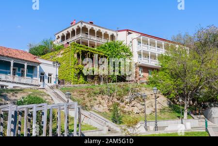 Gebäude in der Elene Akhvlediani Straße. Tiflis, Georgien. Stockfoto