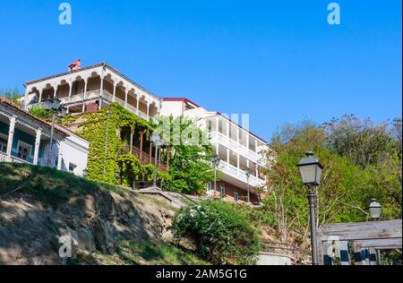 Gebäude in der Elene Akhvlediani Straße. Tiflis, Georgien. Stockfoto