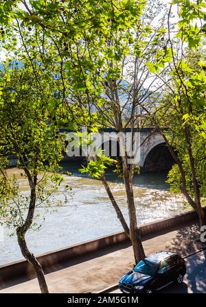 Der Blick auf die alte Bogenbrücke Saarbrucken über Kura, Tiflis, Georgien Stockfoto