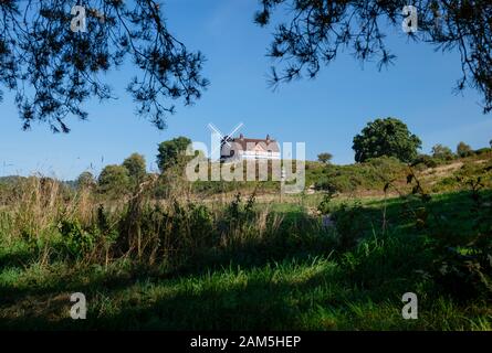 Das Clubhaus des Reigate Heath Golf Club mit seiner legendären und einzigartigen geweihten Windmühle, in der im Sommer regelmäßige Gottesdienste abgehalten werden Stockfoto