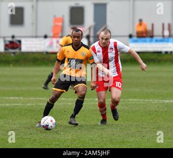 Neue Mühlen v Cheadle Stadt 11. Januar 2020 Aktion aus dem Nordwesten Grafschaften Liga übereinstimmen. Neue Mühlen in Gelb und Schwarz und Cheadle Stadt in Rot und Weiß. Cheadle Stadt gewinnen 2-1. Stockfoto