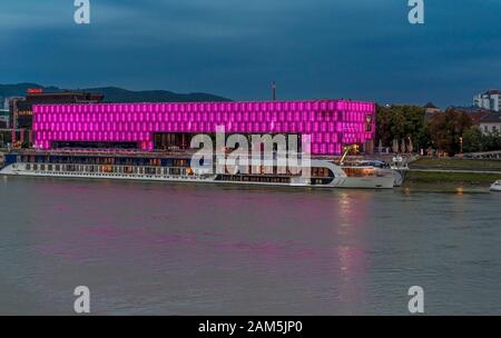 Blick auf Linz am Ufer der Donau Stockfoto