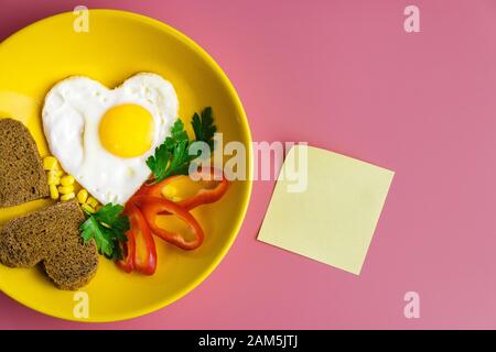 Valentinstag Konzept Frühstück und Farbe klebrige Note Stockfoto
