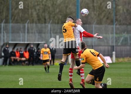 Neue Mühlen v Cheadle Stadt 11. Januar 2020 Aktion aus dem Nordwesten Grafschaften Liga übereinstimmen. Neue Mühlen in Gelb und Schwarz und Cheadle Stadt in Rot und Weiß. Cheadle Stadt gewinnen 2-1. Stockfoto