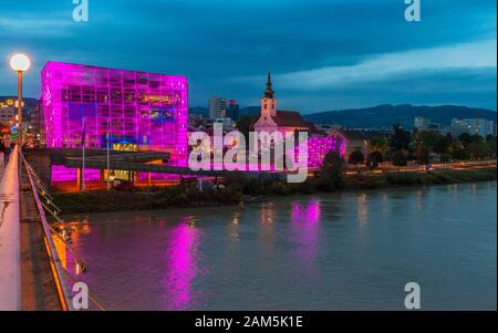 Blick auf Linz am Ufer der Donau Stockfoto