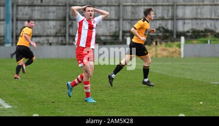 Neue Mühlen v Cheadle Stadt 11. Januar 2020 Aktion aus dem Nordwesten Grafschaften Liga übereinstimmen. Neue Mühlen in Gelb und Schwarz und Cheadle Stadt in Rot und Weiß. Cheadle Stadt gewinnen 2-1. Stockfoto