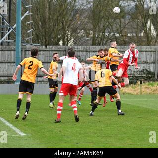 Neue Mühlen v Cheadle Stadt 11. Januar 2020 Aktion aus dem Nordwesten Grafschaften Liga übereinstimmen. Neue Mühlen in Gelb und Schwarz und Cheadle Stadt in Rot und Weiß. Cheadle Stadt gewinnen 2-1. Stockfoto