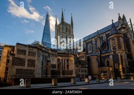 Southwark Cathedral & The Shard, London, Großbritannien Stockfoto