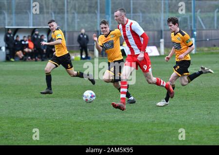 Neue Mühlen v Cheadle Stadt 11. Januar 2020 Aktion aus dem Nordwesten Grafschaften Liga übereinstimmen. Neue Mühlen in Gelb und Schwarz und Cheadle Stadt in Rot und Weiß. Cheadle Stadt gewinnen 2-1. Stockfoto