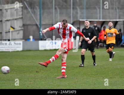 Neue Mühlen v Cheadle Stadt 11. Januar 2020 Aktion aus dem Nordwesten Grafschaften Liga übereinstimmen. Neue Mühlen in Gelb und Schwarz und Cheadle Stadt in Rot und Weiß. Cheadle Stadt gewinnen 2-1. Stockfoto