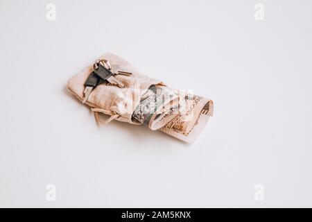 Polnische Zloty-Währung, polen Geld auf weißem Hintergrund, ein und zweihundert polnische Bargeld in Geldbeutel Stockfoto