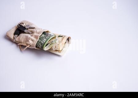 Polnische Zloty-Währung, polen Geld auf weißem Hintergrund, ein und zweihundert polnische Bargeld in Geldbeutel Stockfoto