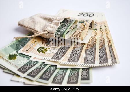 Polnische Zloty-Währung, polen Geld auf weißem Hintergrund, ein und zweihundert polnische Bargeld in Geldbeutel Stockfoto