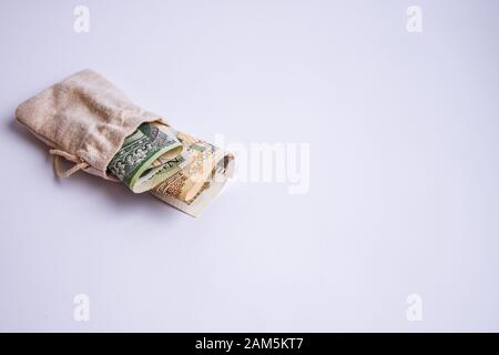 Polnische Zloty-Währung, polen Geld auf weißem Hintergrund, ein und zweihundert polnische Bargeld in Geldbeutel Stockfoto
