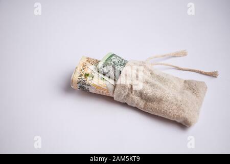 Polnische Zloty-Währung, polen Geld auf weißem Hintergrund, ein und zweihundert polnische Bargeld in Geldbeutel Stockfoto