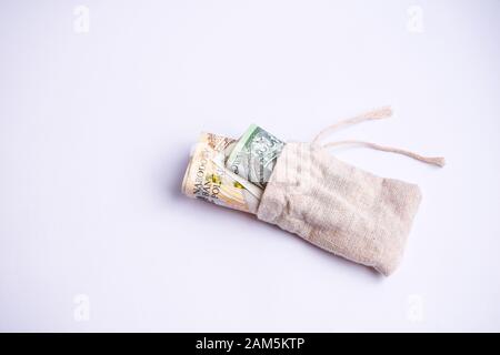 Polnische Zloty-Währung, polen Geld auf weißem Hintergrund, ein und zweihundert polnische Bargeld in Geldbeutel Stockfoto