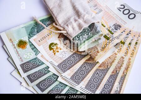 Polnische Zloty-Währung, polen Geld auf weißem Hintergrund, ein und zweihundert polnische Bargeld in Geldbeutel Stockfoto