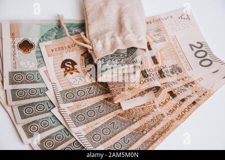 Polnische Zloty-Währung, polen Geld auf weißem Hintergrund, ein und zweihundert polnische Bargeld in Geldbeutel Stockfoto