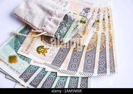 Polnische Zloty-Währung, polen Geld auf weißem Hintergrund, ein und zweihundert polnische Bargeld in Geldbeutel Stockfoto