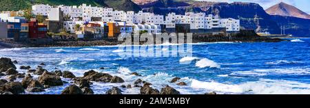 Einzigartiges Dorf El Roque en El Pagador de Moya, Blick auf weiße Häuser und das Meer, Gran Canaria, Spanien. Stockfoto