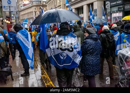 Glasgow, Schottland, Großbritannien. 11. Januar, 2020. Kampagne zur Unterstützung der schottischen Unabhängigkeit Marsch durch die Straßen von Glasgow. Im März wurde von der Gruppe organisiert alle unter einem Banner und reisten aus den Kelvingrove Park durch die Stadt Glasgow Green. Credit: Skully/Alamy leben Nachrichten Stockfoto