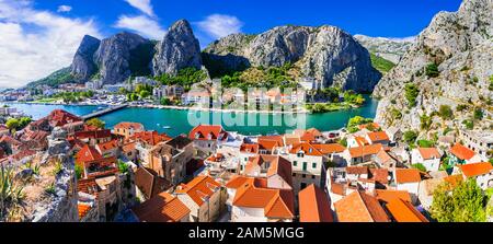 Beeindruckendes Dorf Omis, Panoramaaussicht, Kroatien. Stockfoto