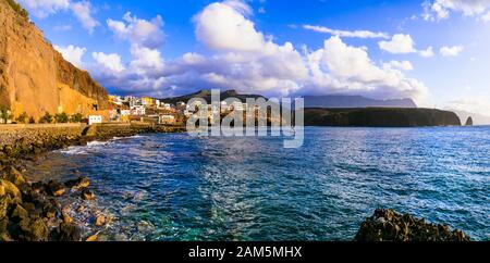 Wunderschönes Dorf in Puerto de Sardina bei Sonnenuntergang, Gran Canaria, Spanien. Stockfoto