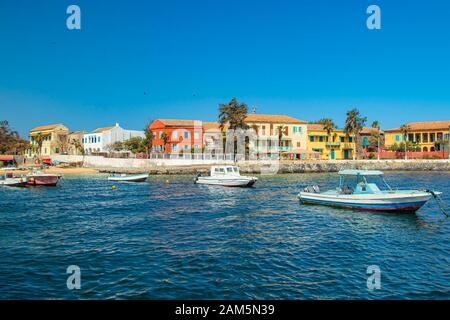 Blick auf die historische Stadt und die Boote auf der Insel in Afrika. Es ist eine kleine Insel in der Nähe von Dakar. Es war das größte Sklavenhandelszentrum an der afrikanischen Küste Stockfoto