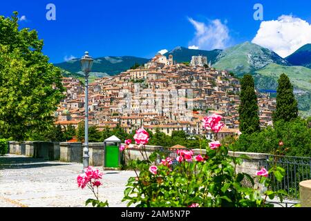 Wunderschönes Dorf in Morano Calabro, Panoramaaussicht, Italien. Stockfoto