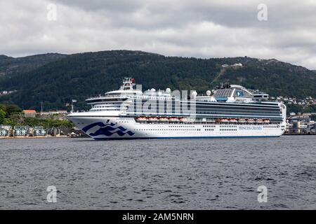 Kreuzfahrtschiff Sapphire Princess, Abfahrt an einem grauen Tag vom Hafen von Bergen, Norwegen Stockfoto
