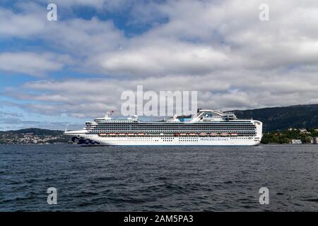 Kreuzfahrtschiff Sapphire Princess, Abfahrt vom Hafen von Bergen, Norwegen Stockfoto