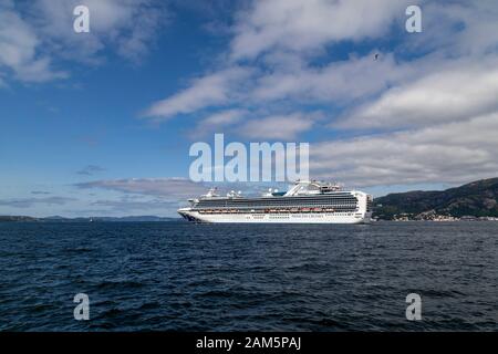 Kreuzfahrtschiff Sapphire Princess, Abfahrt vom Hafen von Bergen, Norwegen Stockfoto