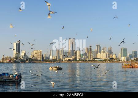 Blick auf die Skyline an der Küste des Worli-Viertels von Haji Ali Dargah in Mumbai. Indien Stockfoto