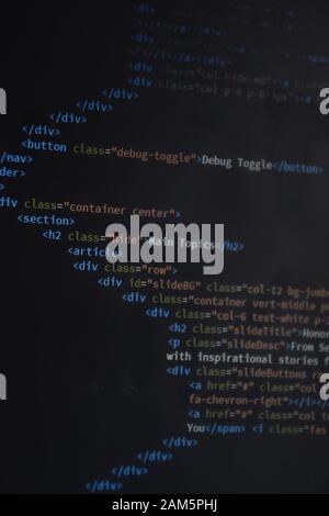 Schließen Sie den CSS-HTML-Code auf dem Monitorbildschirm mit schwarzem Hintergrund Stockfoto