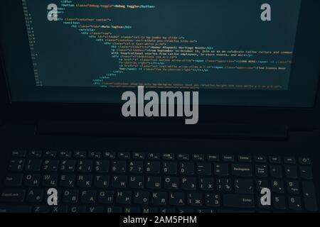 Schließen Sie den CSS-HTML-Code auf dem Monitorbildschirm mit schwarzem Hintergrund Stockfoto