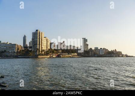 Blick auf die Skyline an der Küste von Haji Ali Dargah in Mumbai. Indien Stockfoto