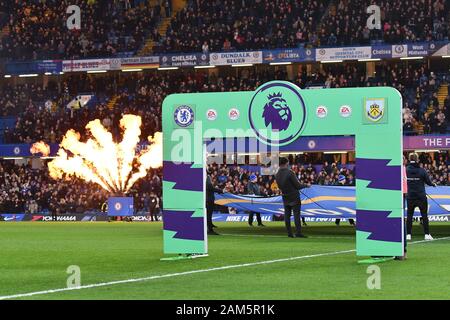 London, Großbritannien. 11 Jan, 2020. Flammen vor dem Spiel in der Premier League Spiel zwischen Chelsea und Burnley an der Stamford Bridge, London am Samstag, den 11. Januar 2020. (Credit: Ivan Jordanov | MI Nachrichten) das Fotografieren dürfen nur für Zeitung und/oder Zeitschrift redaktionelle Zwecke verwendet werden, eine Lizenz für die gewerbliche Nutzung Kreditkarte erforderlich: MI Nachrichten & Sport/Alamy leben Nachrichten Stockfoto