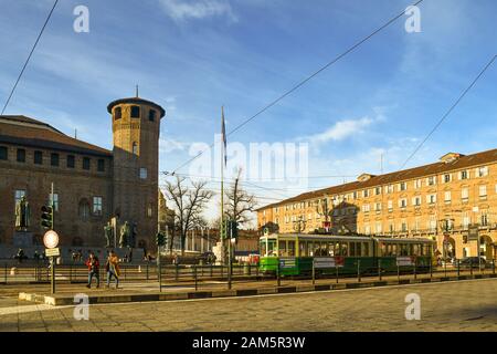 Die historische Straßenbahn der Linie 7 vor der mittelalterlichen Festung Casaforte degli Acaja auf der Piazza Castello im Stadtzentrum von Turin, Piemont, Italien Stockfoto