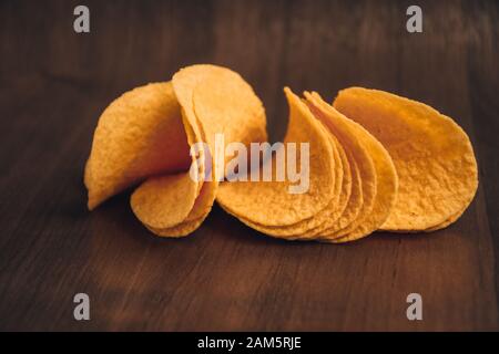 Köstliche Kartoffelchips auf dunklem Hintergrund Stockfoto