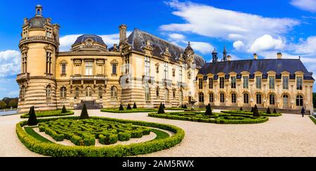 Beeindruckendes Schloss de Chantilly, Blick auf schöne Gärten, Frankreich. Stockfoto