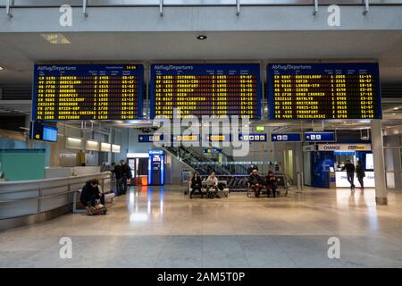 Passagiere, die unter dem Abflug am Flughafen Nürnberg warten Stockfoto