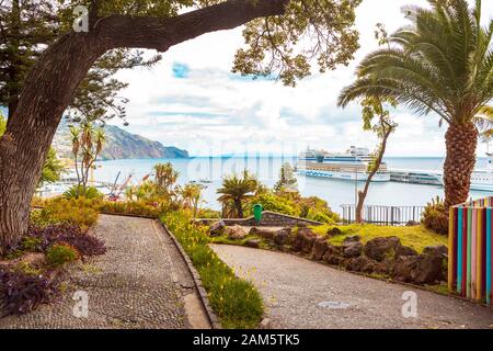 FUNCHAL, Deutschland - CA. OKTOBER, 2014: Hafen von Funchal auf der Insel Madeira, Portugal Stockfoto