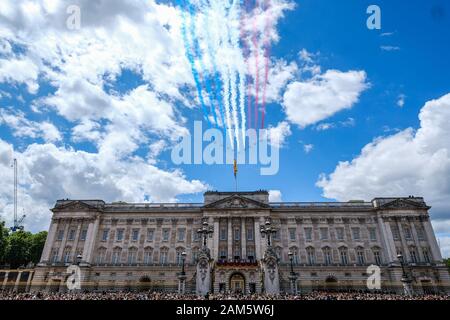 Buckingham Palace, London, Großbritannien. 8. Juni 2019. Die roten Pfeile fliegen über den Buckingham Palace die Königinnen, die offiziellen Geburtstag die Farbe zu feiern. . Bild von Julie Edwards./Alamy leben Nachrichten Stockfoto