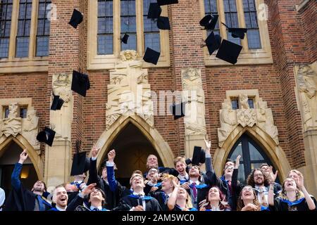 Absolventen werfen thier Mörtel Boards folgende Staffelung in Guildford Cathedral am 17/07/2019 Stockfoto
