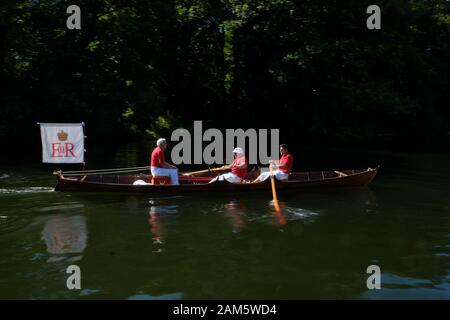 Mitglieder der Royal Swan Upping team Zeile bis Fluss während der jährlichen Swan Upping am Dienstag, 16. Juli 2019 im Windsor, Themse. Swan Upping ist eine jährliche Veranstaltung in England, in denen Höckerschwäne auf der Themse aufgerundet, gefangen, Beringt, und anschließend freigegeben. Der Besitz von Schwänen in der Themse wird zu gleichen Teilen unter der Krone, der Winzer und der Färber" Unternehmen geteilt. Bild von Julie Edwards. Stockfoto