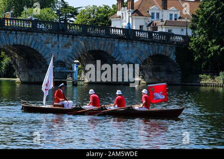 Mitglieder der Royal Swan Upping team Zeile bis Fluss während der jährlichen Swan Upping am Dienstag, 16. Juli 2019 im Windsor, Themse. Swan Upping ist eine jährliche Veranstaltung in England, in denen Höckerschwäne auf der Themse aufgerundet, gefangen, Beringt, und anschließend freigegeben. Der Besitz von Schwänen in der Themse wird zu gleichen Teilen unter der Krone, der Winzer und der Färber" Unternehmen geteilt. Bild von Julie Edwards. Stockfoto