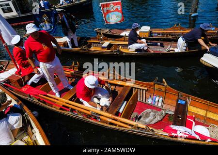 Mitglieder der Royal Swan Upping team Kreis und Capture Schwäne während der jährlichen Swan Upping am Dienstag, 16. Juli 2019 im Windsor, Themse. Swan Upping ist eine jährliche Veranstaltung in England, in denen Höckerschwäne auf der Themse aufgerundet, gefangen, Beringt, und anschließend freigegeben. Der Besitz von Schwänen in der Themse wird zu gleichen Teilen unter der Krone, der Winzer und der Färber" Unternehmen geteilt. Bild von Julie Edwards. Stockfoto