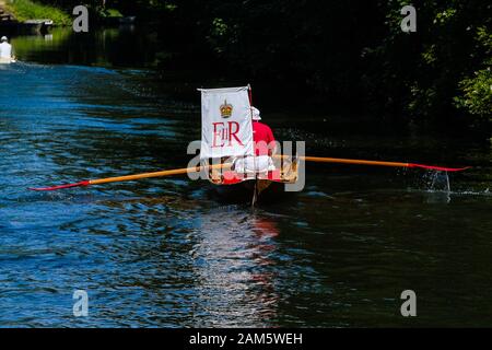 Mitglieder der Royal Swan Upping team Zeile bis Fluss während der jährlichen Swan Upping am Dienstag, 16. Juli 2019 im Windsor, Themse. Swan Upping ist eine jährliche Veranstaltung in England, in denen Höckerschwäne auf der Themse aufgerundet, gefangen, Beringt, und anschließend freigegeben. Der Besitz von Schwänen in der Themse wird zu gleichen Teilen unter der Krone, der Winzer und der Färber" Unternehmen geteilt. Bild von Julie Edwards. Stockfoto