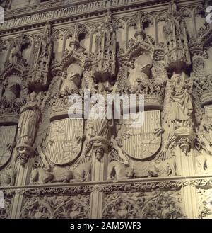 ESCUDOS Y EMBLEMAS DE LOS REYES CATOLICOS - SIGLO XV-ESTILO ISABELINO. Autor: JUAN GUAS. Lage: IGLESIA DE SAN JUAN DE LOS REYES. Toledo. Spanien. Kaiserin Saint Helena. Stockfoto